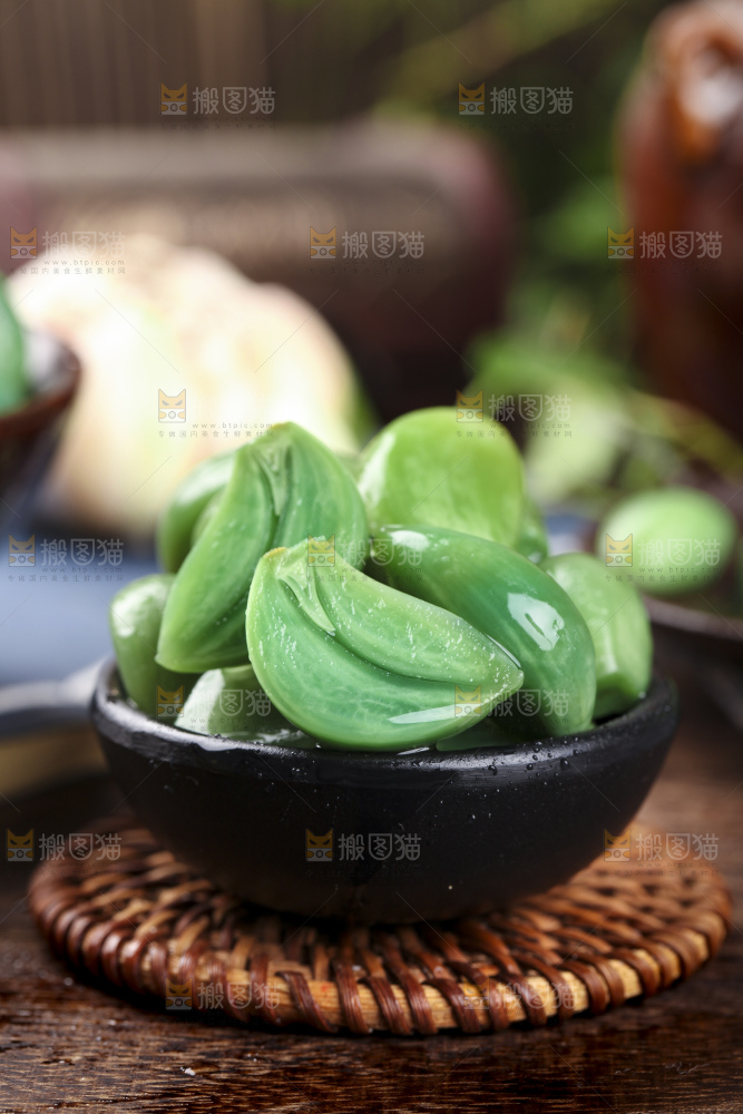 深底上的腊八蒜