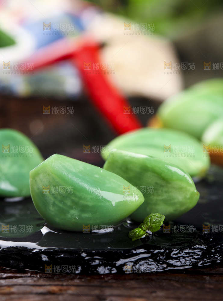 深底上的腊八蒜