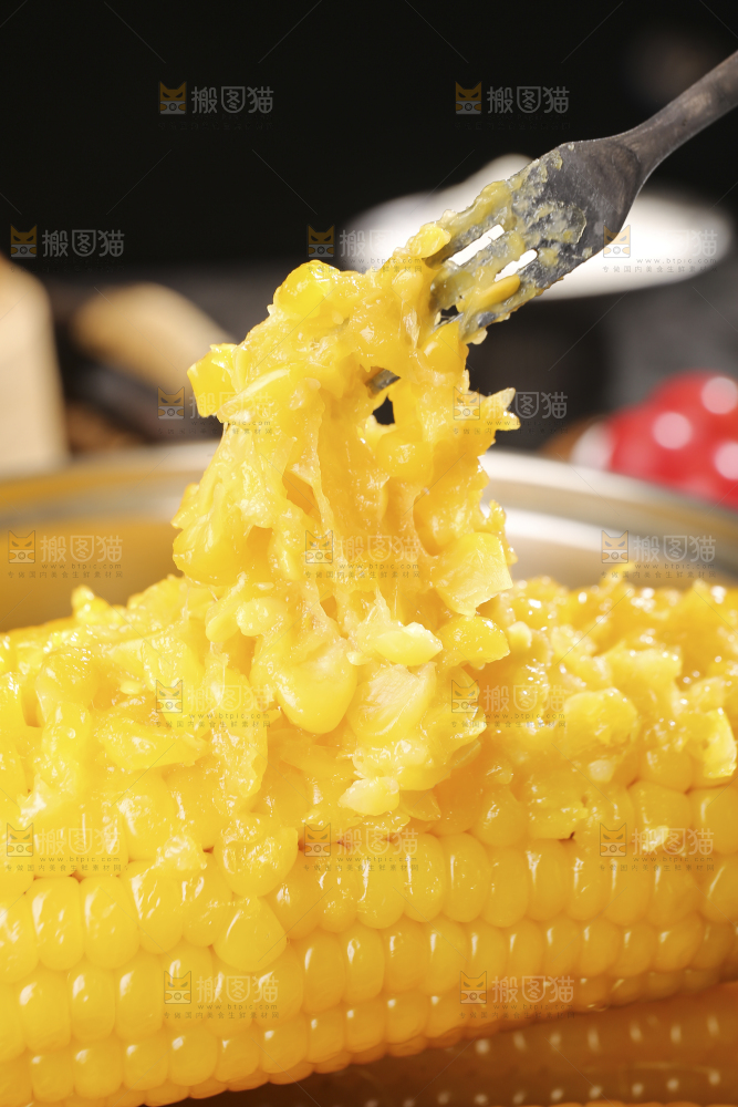 深底上的黄糯玉米