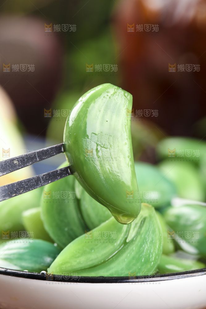 深底上的腊八蒜