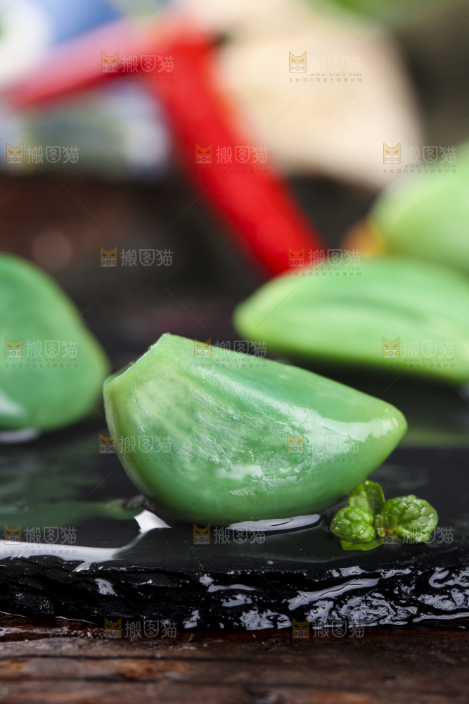 深底上的腊八蒜