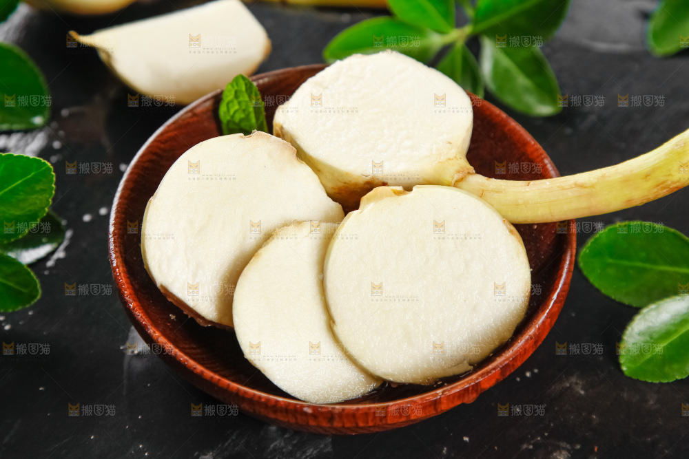 碟子里放着切开的白茨菇