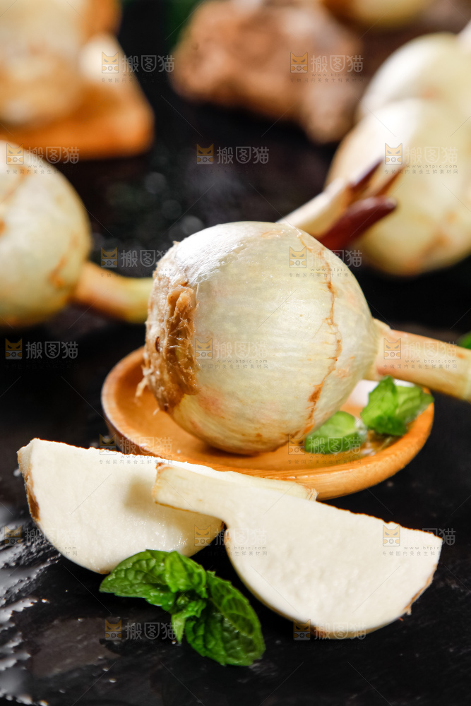 黑石板上放着切开的云南茨菇
