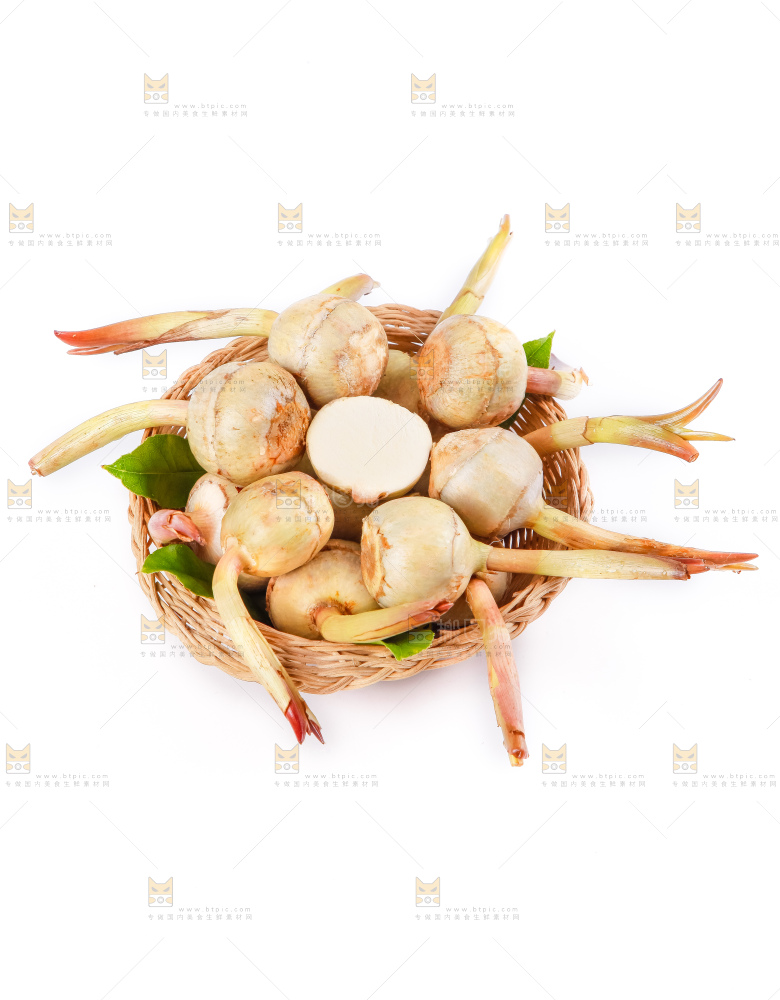 竹篮里装着云南茨菇