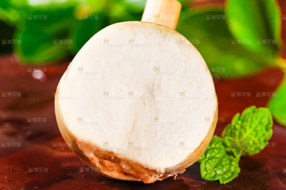 木垫上放着切开的白茨菇