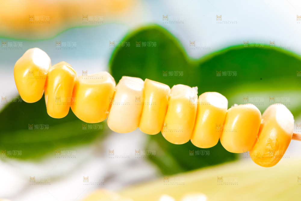 牙签上插着玉米粒