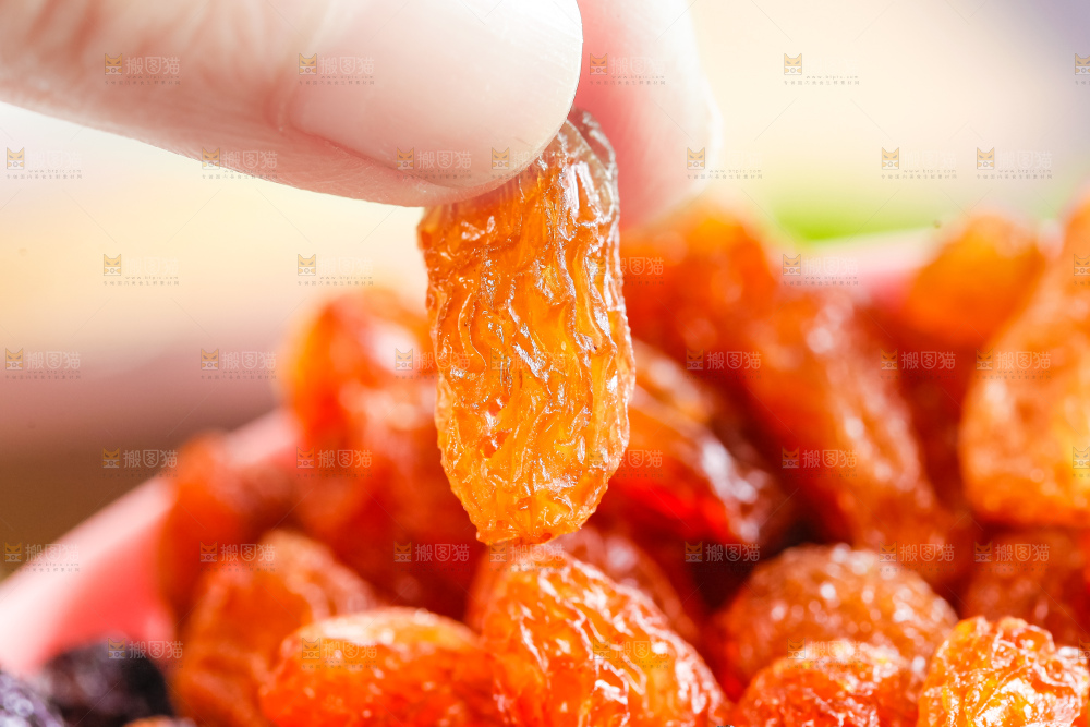 手里拿着红葡萄干