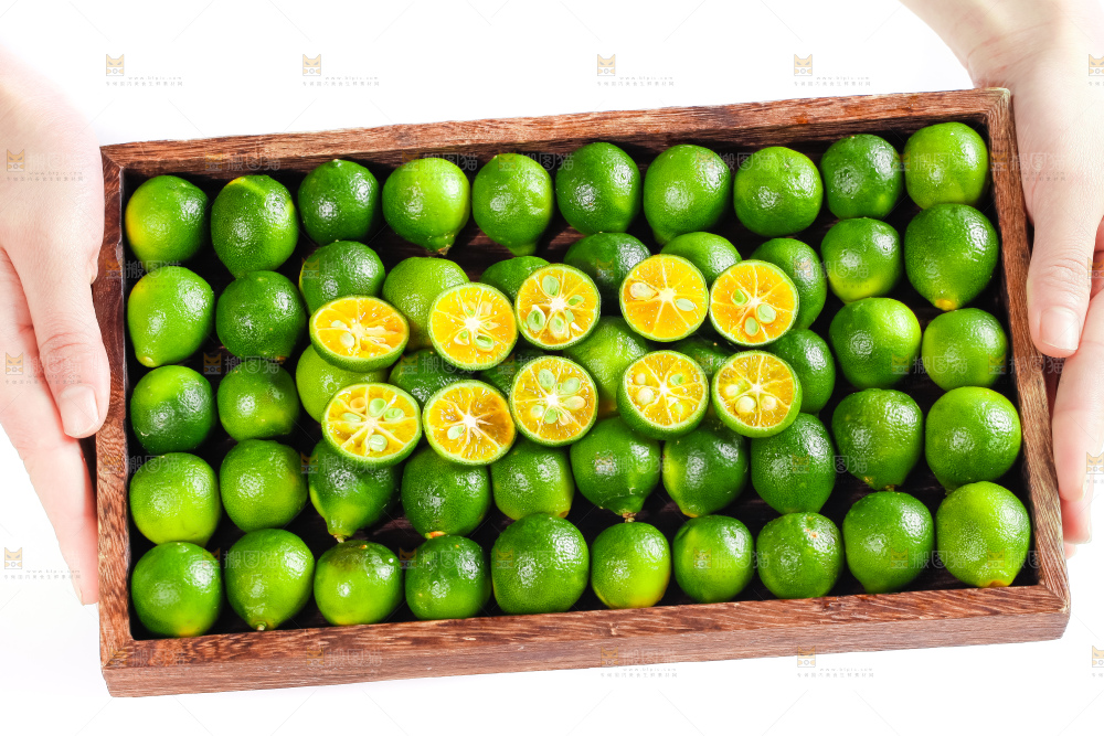 白底上放着小金桔