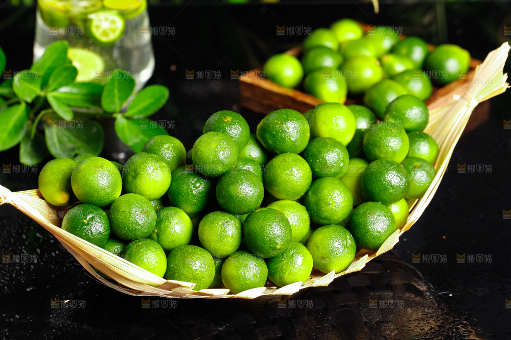 竹篮里装着海南小金桔