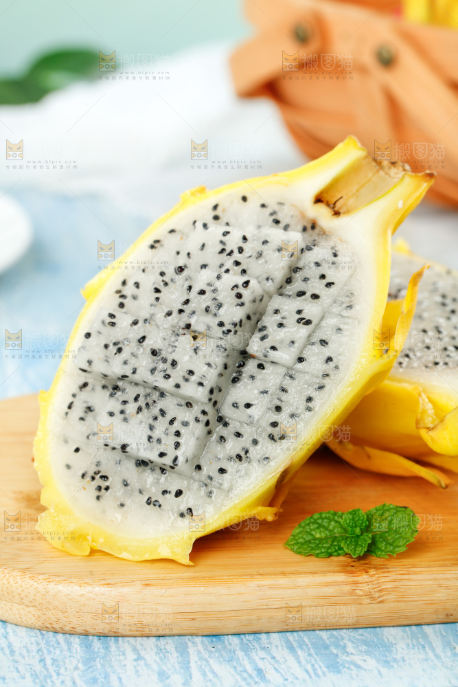 浅底上的黄皮火龙果