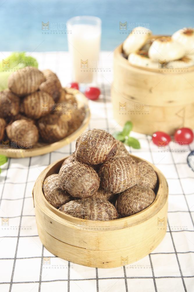 浅底上的新鲜小芋头