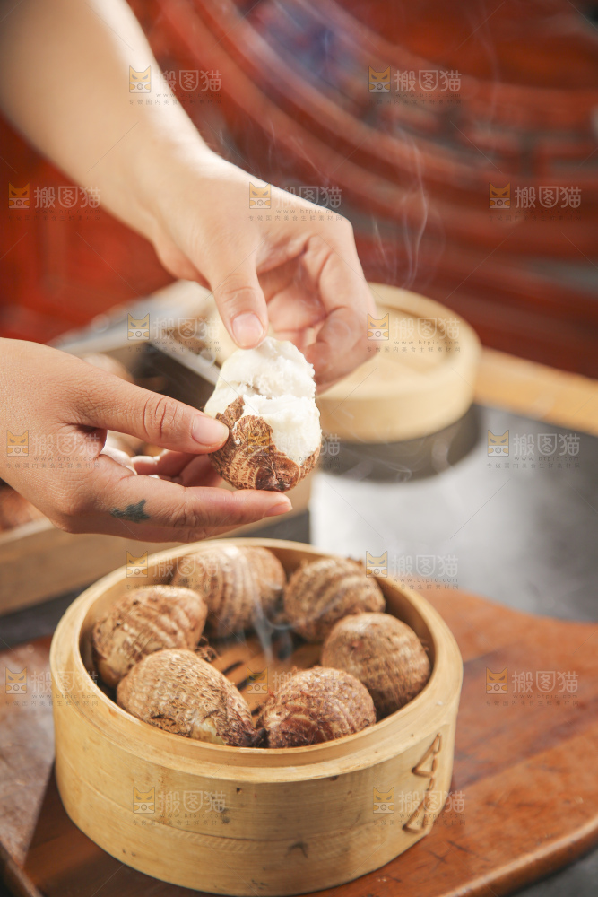 手里拿着新鲜小芋头