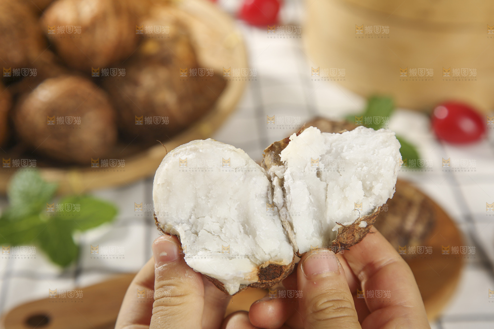 浅底上的新鲜小芋头