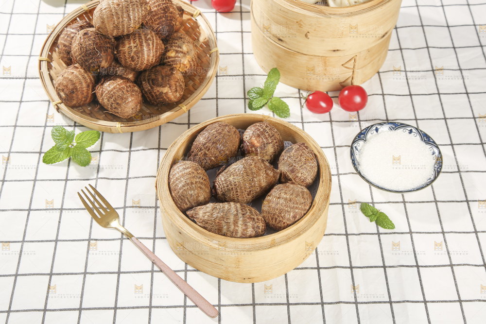 浅底上的新鲜小芋头