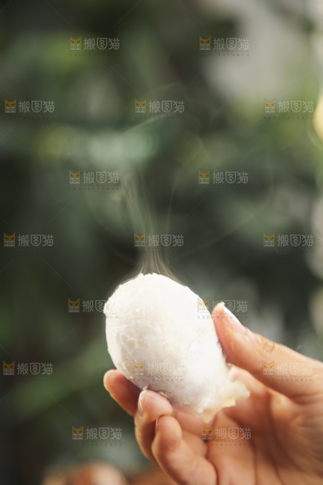 手里拿着新鲜小芋头