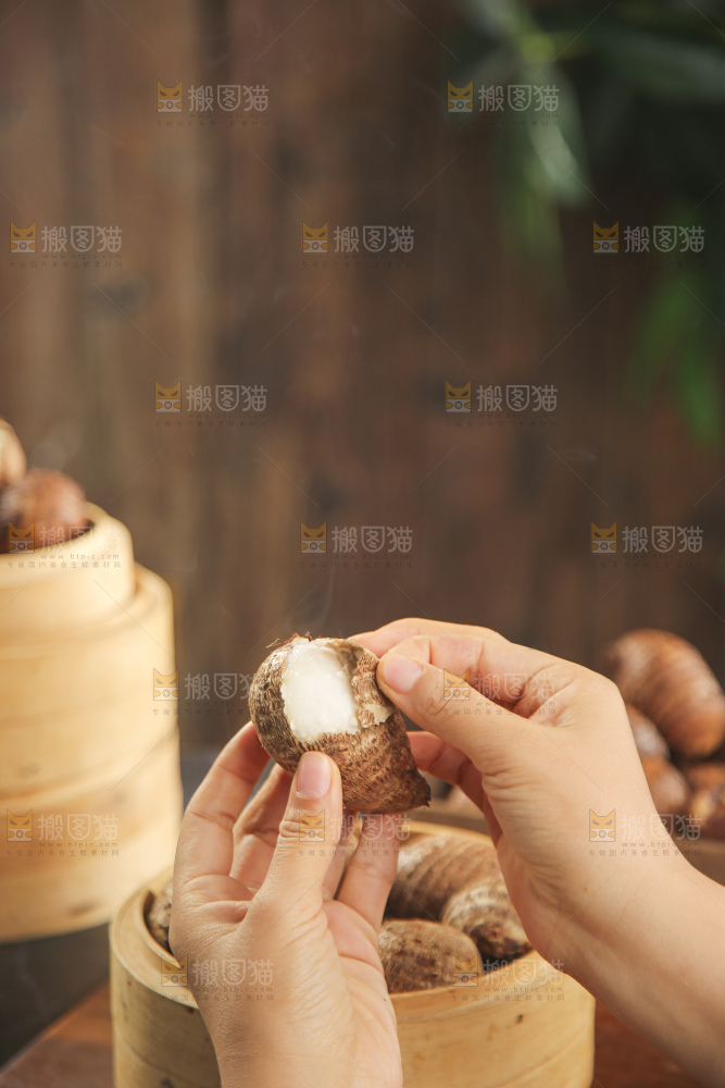 手里拿着新鲜小芋头