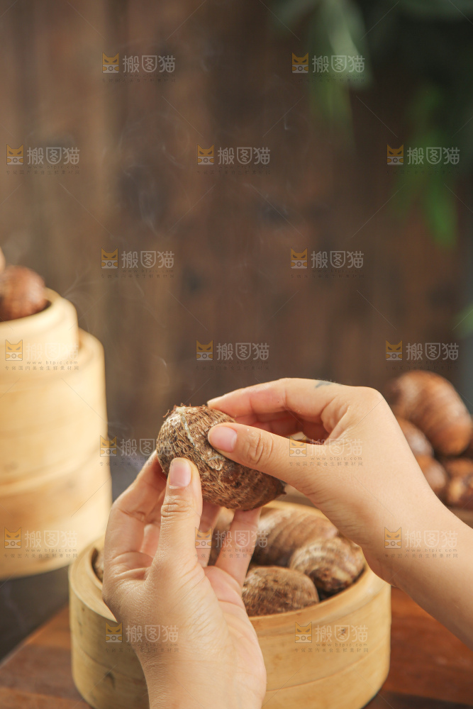 手里拿着新鲜小芋头