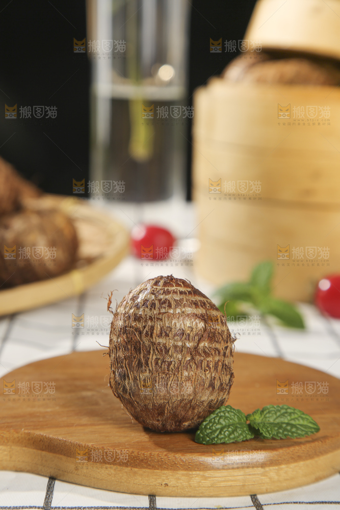 浅底上的新鲜小芋头