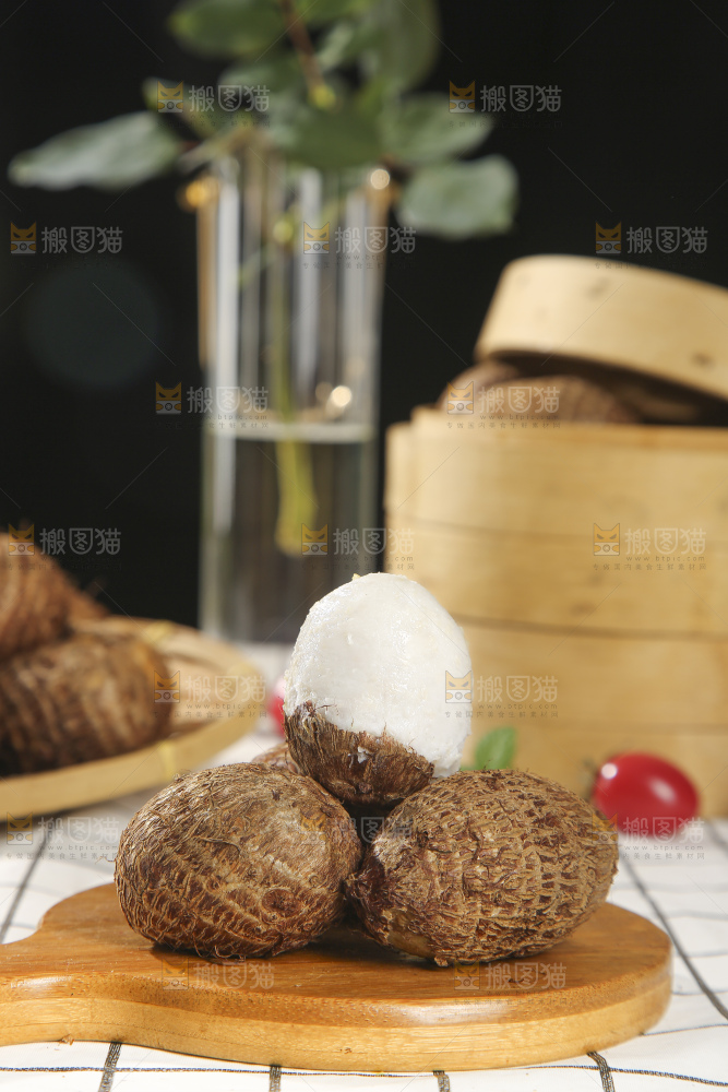 浅底上的新鲜小芋头
