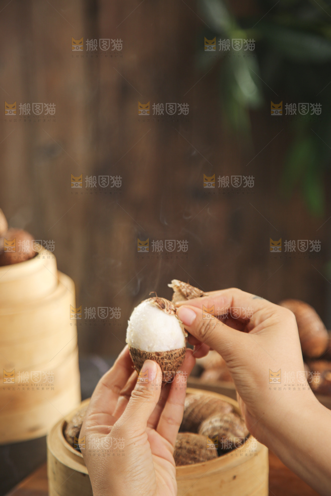 手里拿着新鲜小芋头