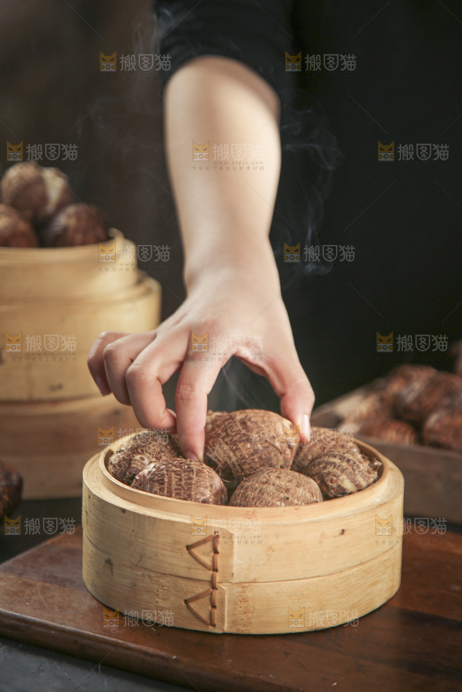 手里拿着新鲜小芋头