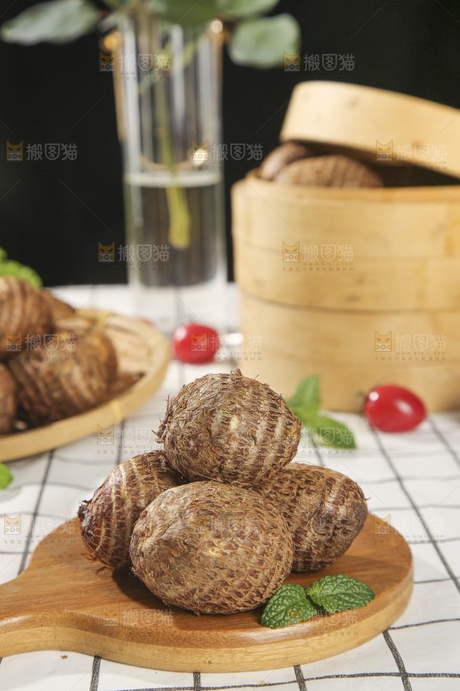 浅底上的新鲜小芋头