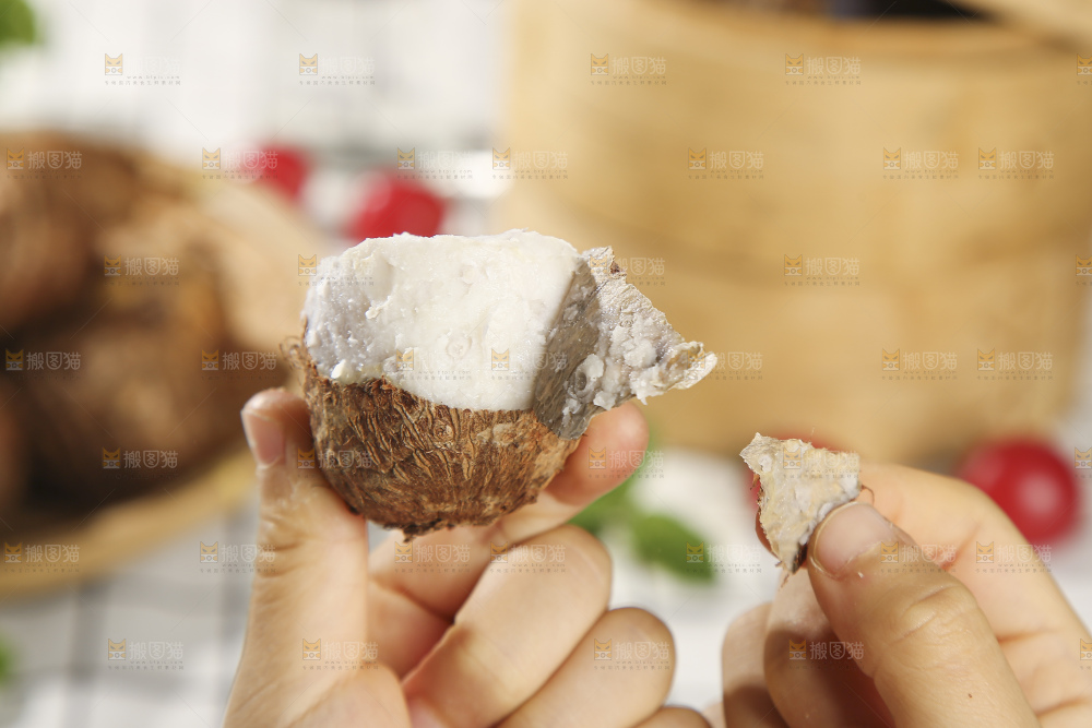 浅底上的新鲜小芋头