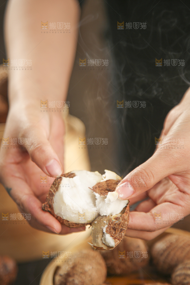 手里拿着新鲜小芋头