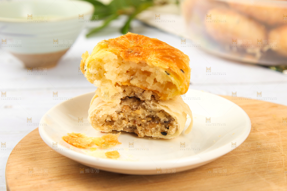 白底上摆放着苏式月饼