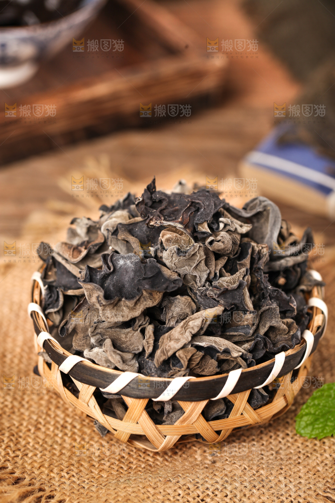 篮子里放着黑木耳