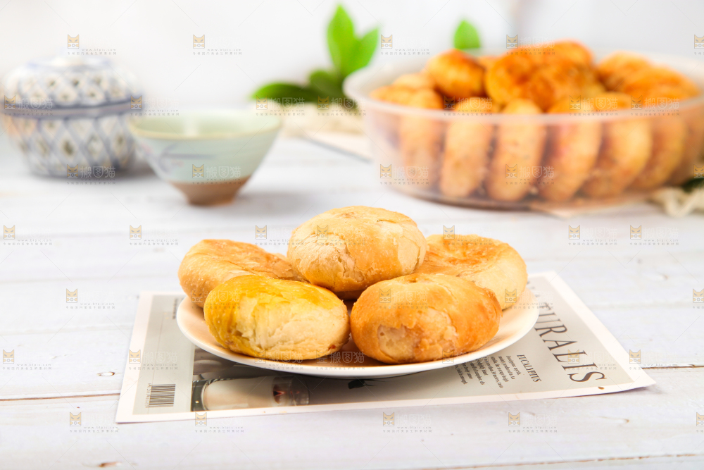 白底上摆放着苏式月饼