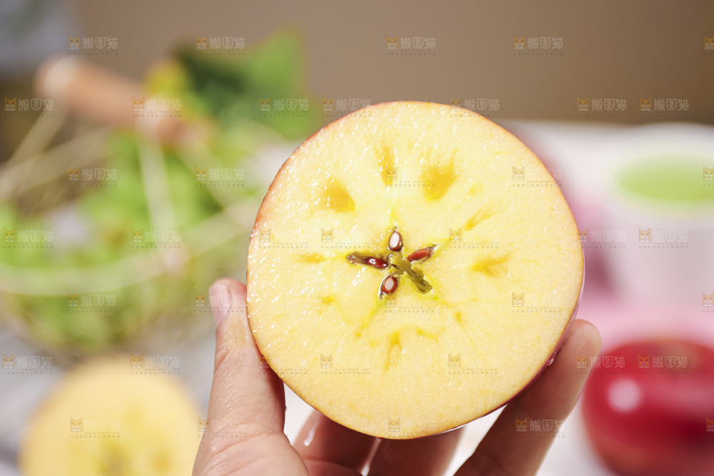 浅底上的糖心苹果