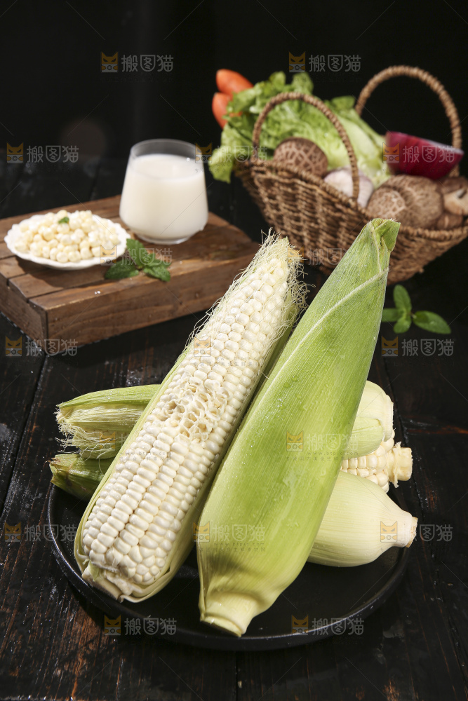 深底上的牛奶玉米