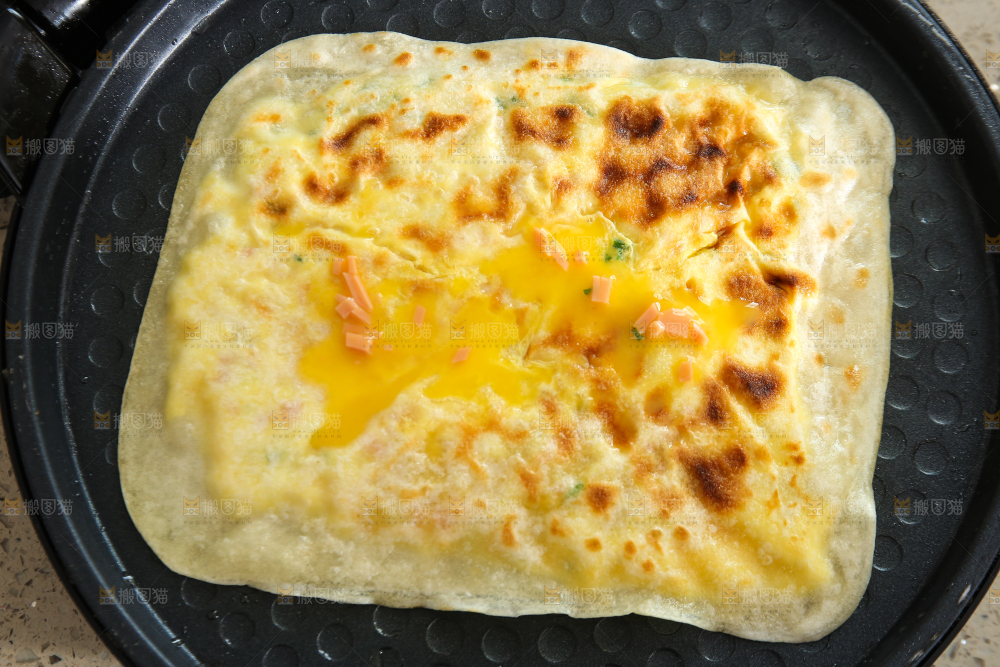 锅里的鸡蛋灌饼