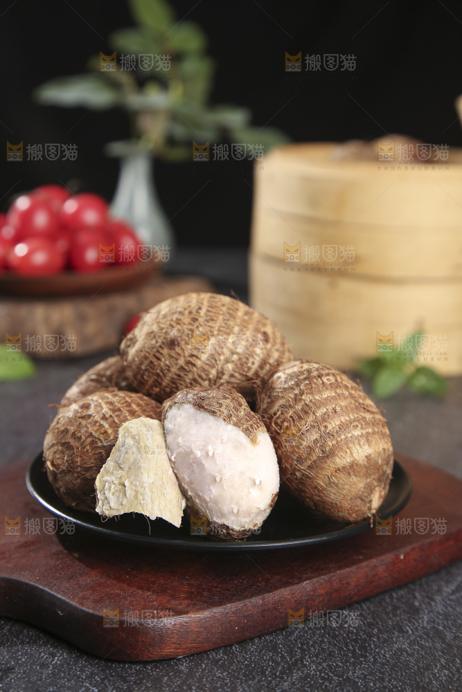 深底上的新鲜小芋头