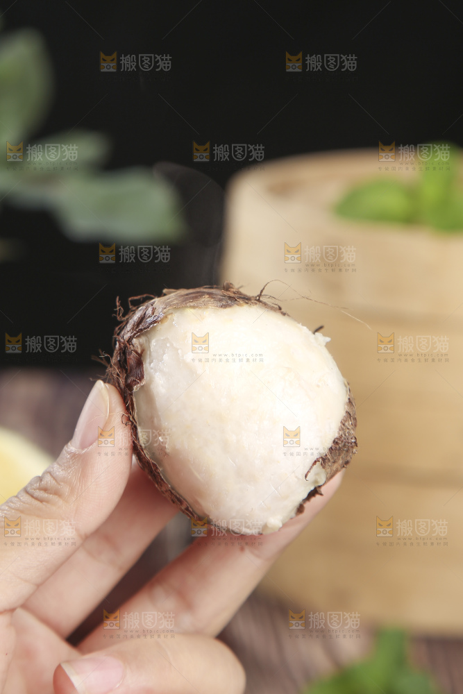 深底上的新鲜小芋头