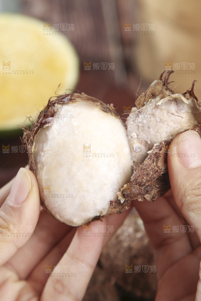 深底上的新鲜小芋头
