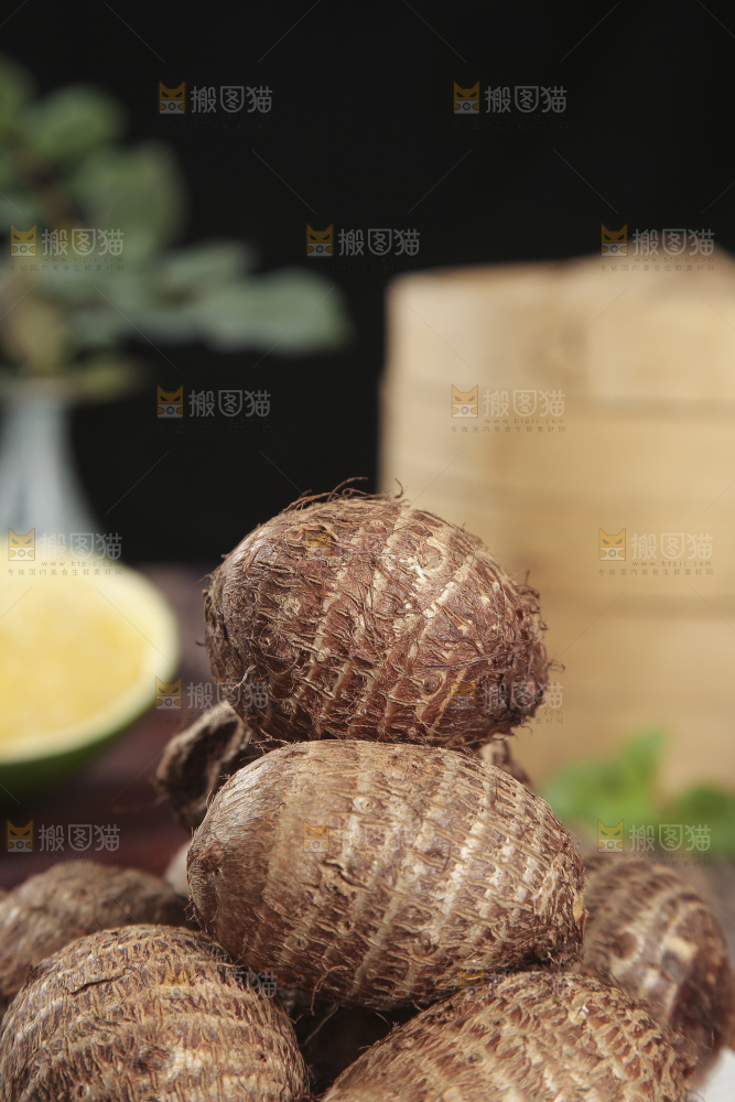 深底上的新鲜小芋头
