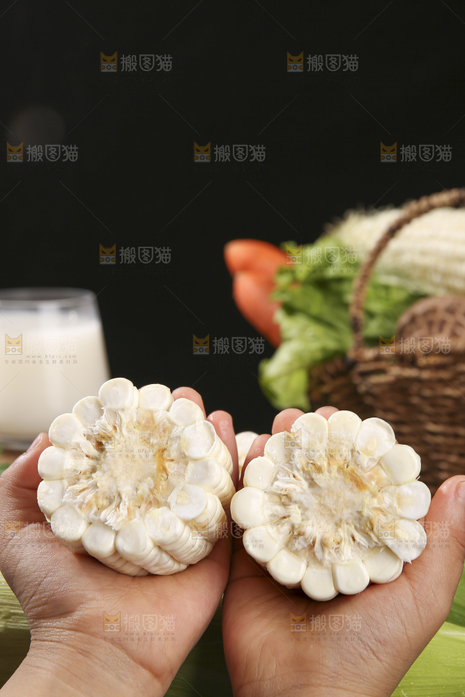 深底上的牛奶玉米