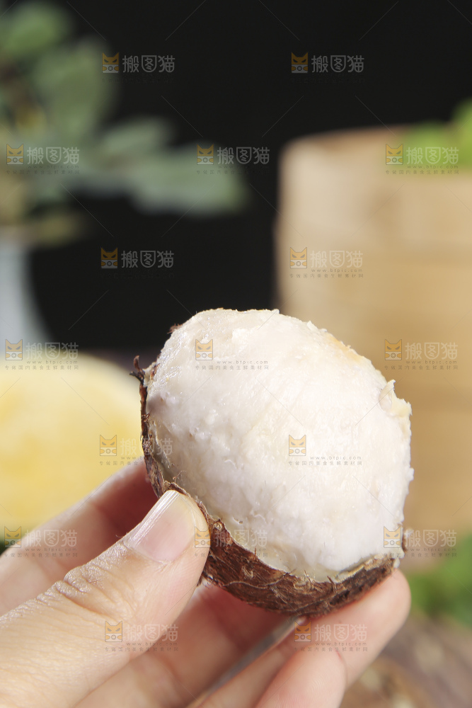 深底上的新鲜小芋头
