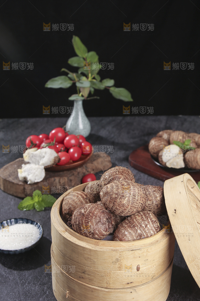 深底上的新鲜小芋头