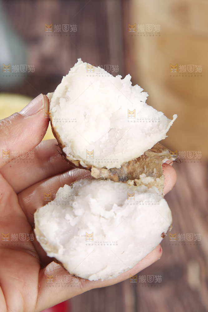 深底上的新鲜小芋头