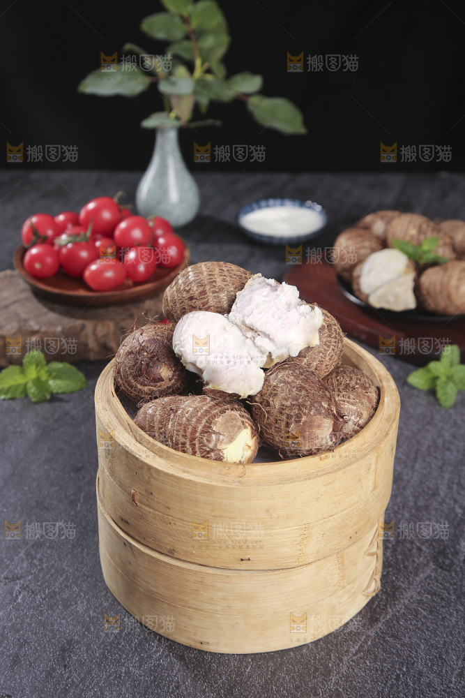 深底上的新鲜小芋头