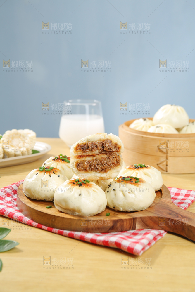 浅底上的牛肉包子
