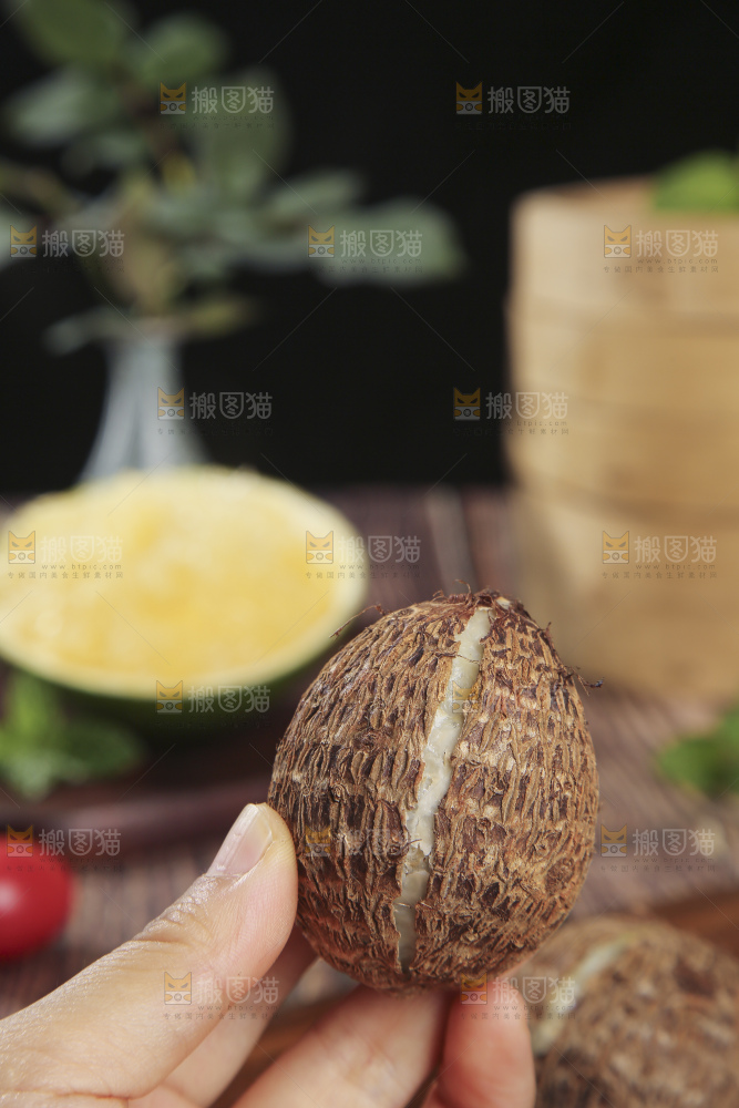 深底上的新鲜小芋头
