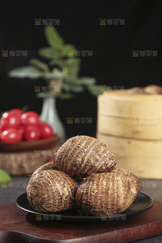 深底上的新鲜小芋头