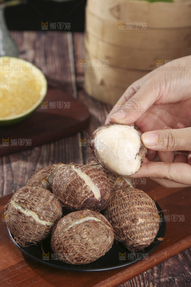 深底上的新鲜小芋头