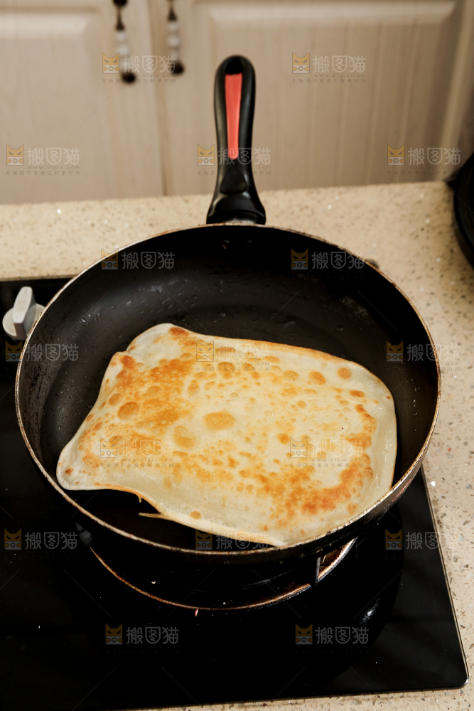 锅里的鸡蛋灌饼