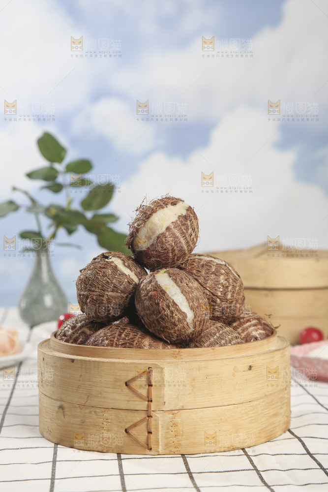 浅底上的新鲜小芋头