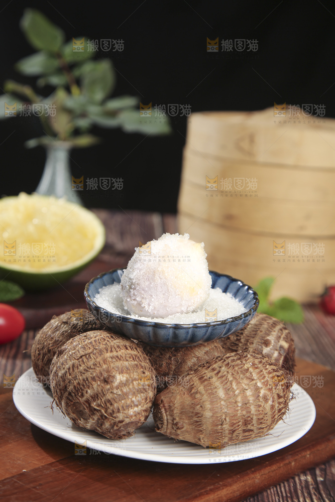 深底上的新鲜小芋头